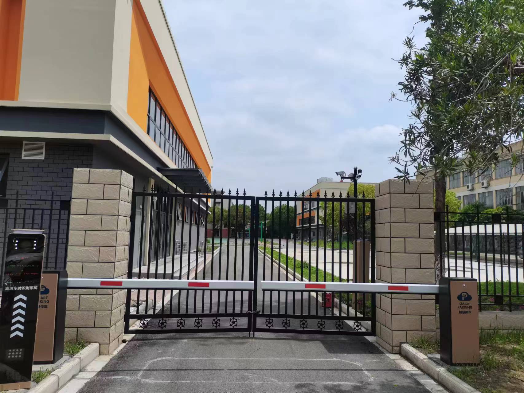 昆山张浦中学车牌识别道闸系统调试完毕