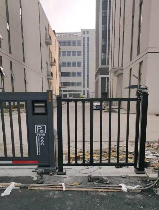 鸿辉集团总部大门新建工程｜昆山市玉山镇元丰大道北门单轨段滑门项目落地