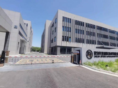 灵均先进材料苏州有限公司 8 米大门电动段滑门与车牌识别道闸安装案例