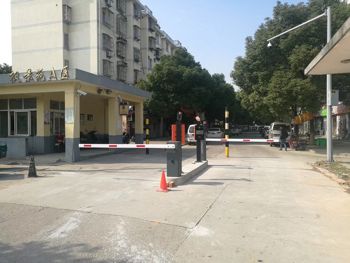 昆山枫景苑AC区车牌识别及人行通道门禁安装